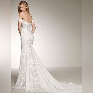 Davinia by Pronovias Wedding Dress NWT | Size 2